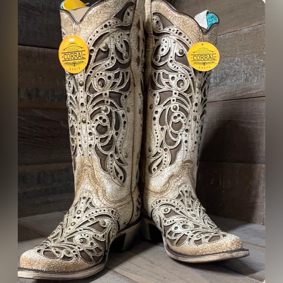 Corral Women’s Boots - size 6 M - taupe/brown - Picture 2 of 3